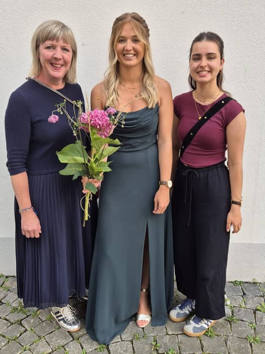 Mier sind mega stolz uf dich Luisa!
Du hesch die 3 Jahr wunderbar gmeisteret und ez endlich dis wohlverdiente EFZ töffe abholä. 🥳
Mier freued üs das du witerhin en Teil vo üsem Team bisch.✨🥰
Dis Team