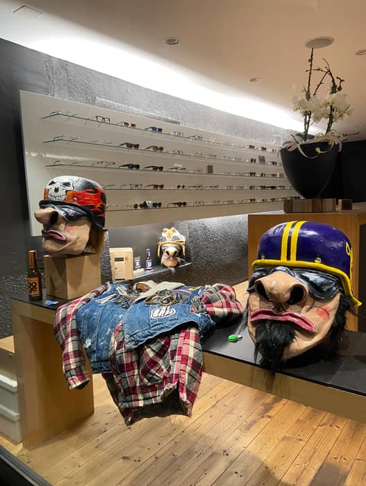 Yysers Schaufester isch ez ai ready fir d Fasnacht🥳
Ezä muäss numä nu z Wetter stimmä!
Ds Gwändli isch vo dä verkrachtä Zuckerbonä.
Z Biär isch vo Boge Biär.